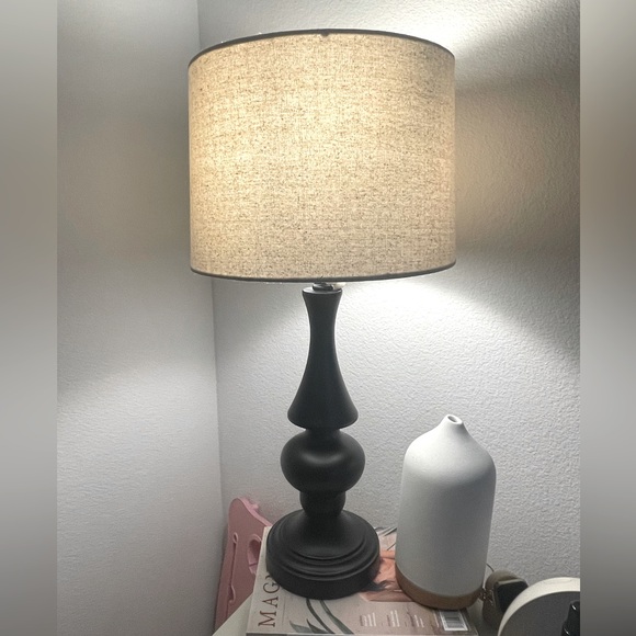 Black lamp with cream shade - Picture 3 of 4